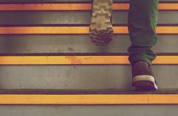 Žingsniai lieknos figūros link: ėjimas laiptais norint numesti svorio – pratimai, treniruotės, apžvalgos ir rezultatai